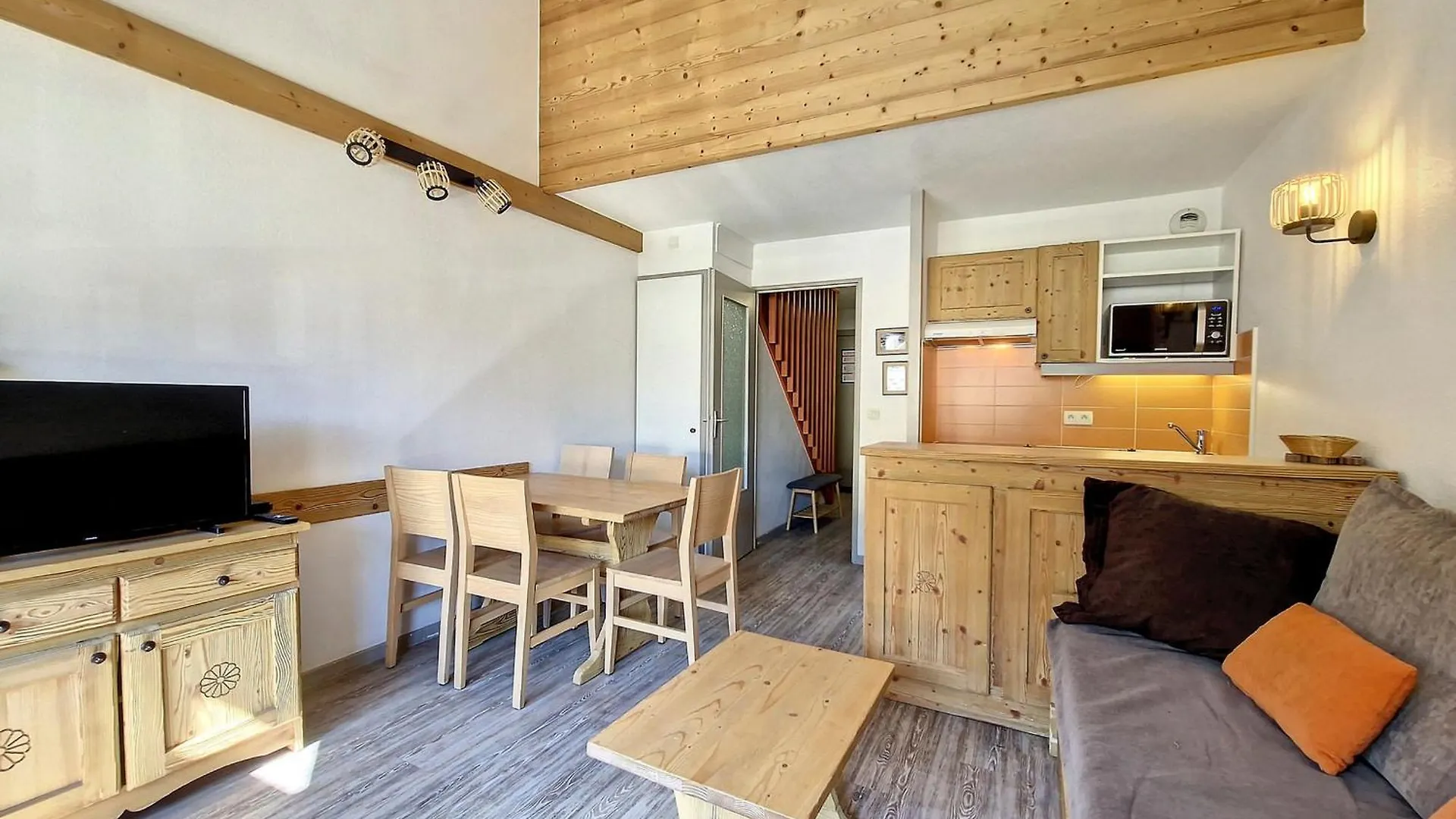 Confortable Studio + Mezzanine Avec Balcon Au Centre De Val D'Isere - 2/4 Personnes - Fr-1-518-133 Apartment Val-d'Isere